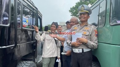Petugas periksa kondisi rem dan ban Jeep wisata Bromo