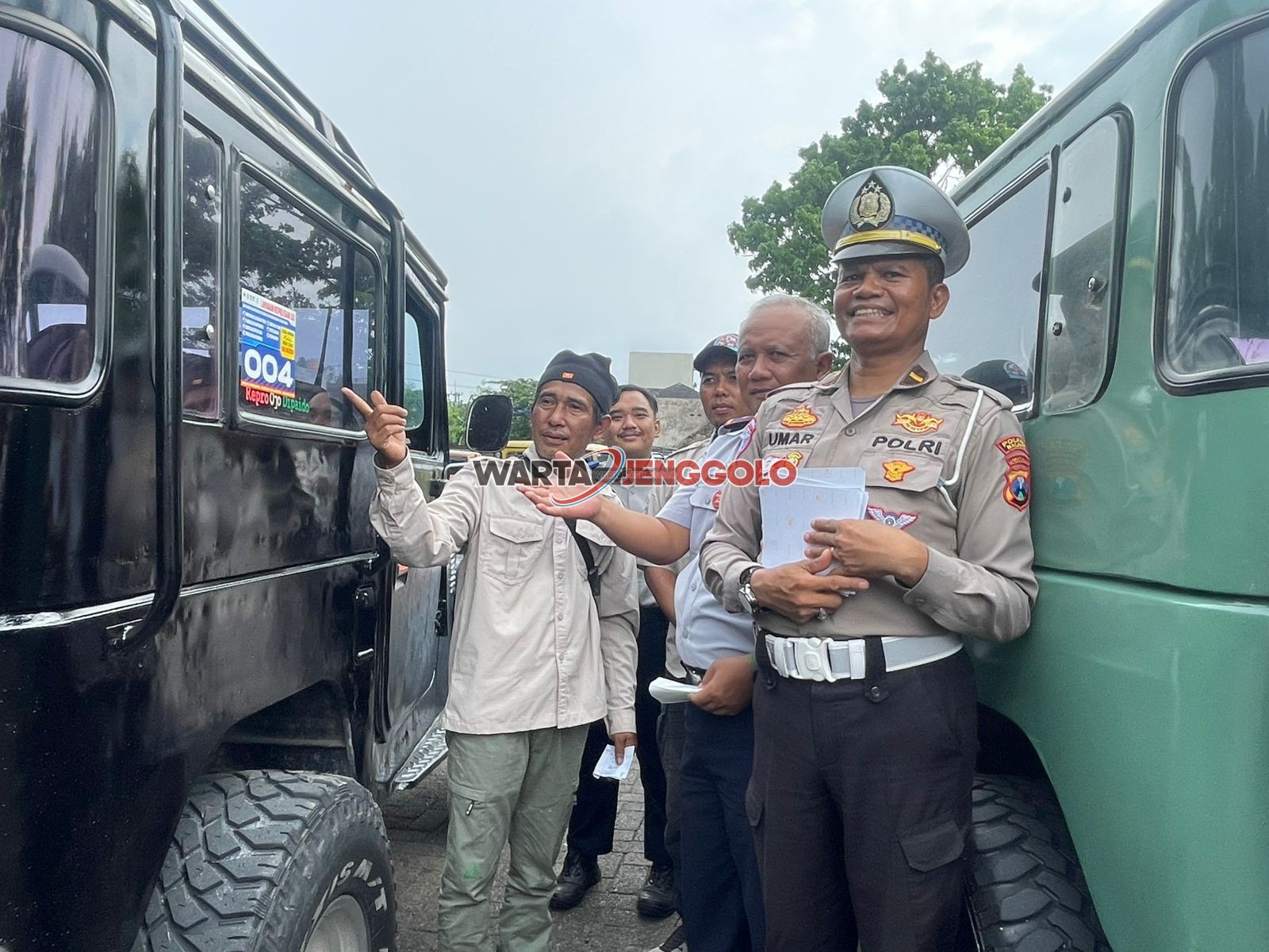 Petugas periksa kondisi rem dan ban Jeep wisata Bromo