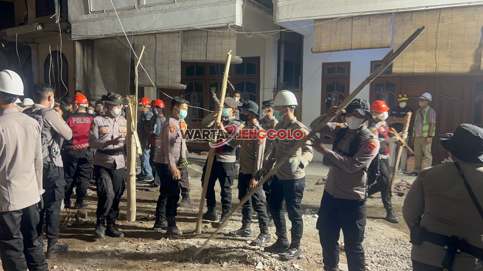 Polisi dan warga gotong royong bersihkan lokasi runtuhan Ponpes Al Khoziny