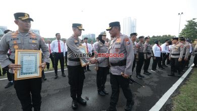 Kapolda Jatim menyerahkan penghargaan kepada Kapolres Kediri Kota