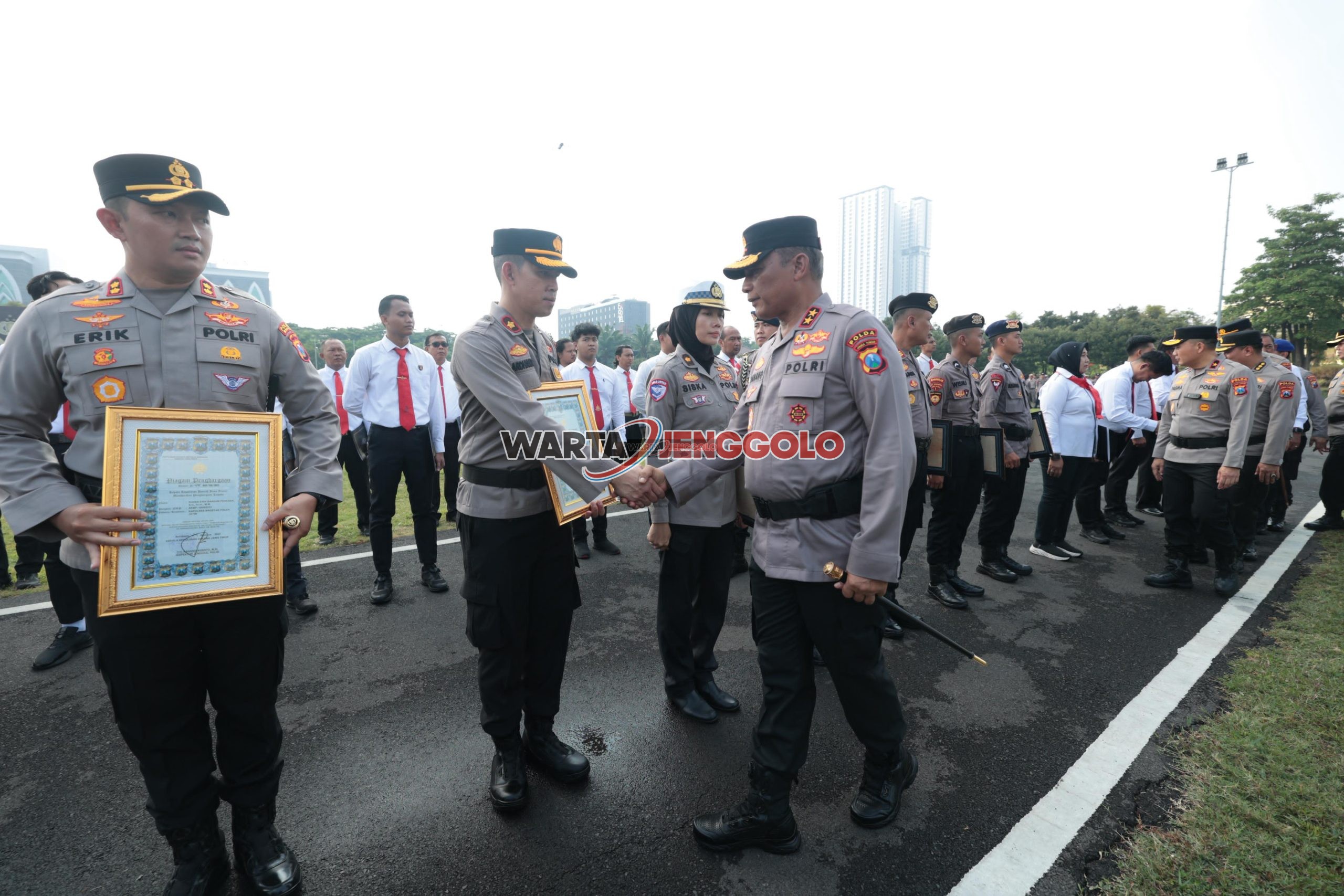 Kapolda Jatim menyerahkan penghargaan kepada Kapolres Kediri Kota