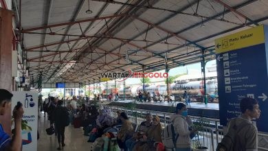 Suasana penumpang di area Stasiun Madiun pada September 2025