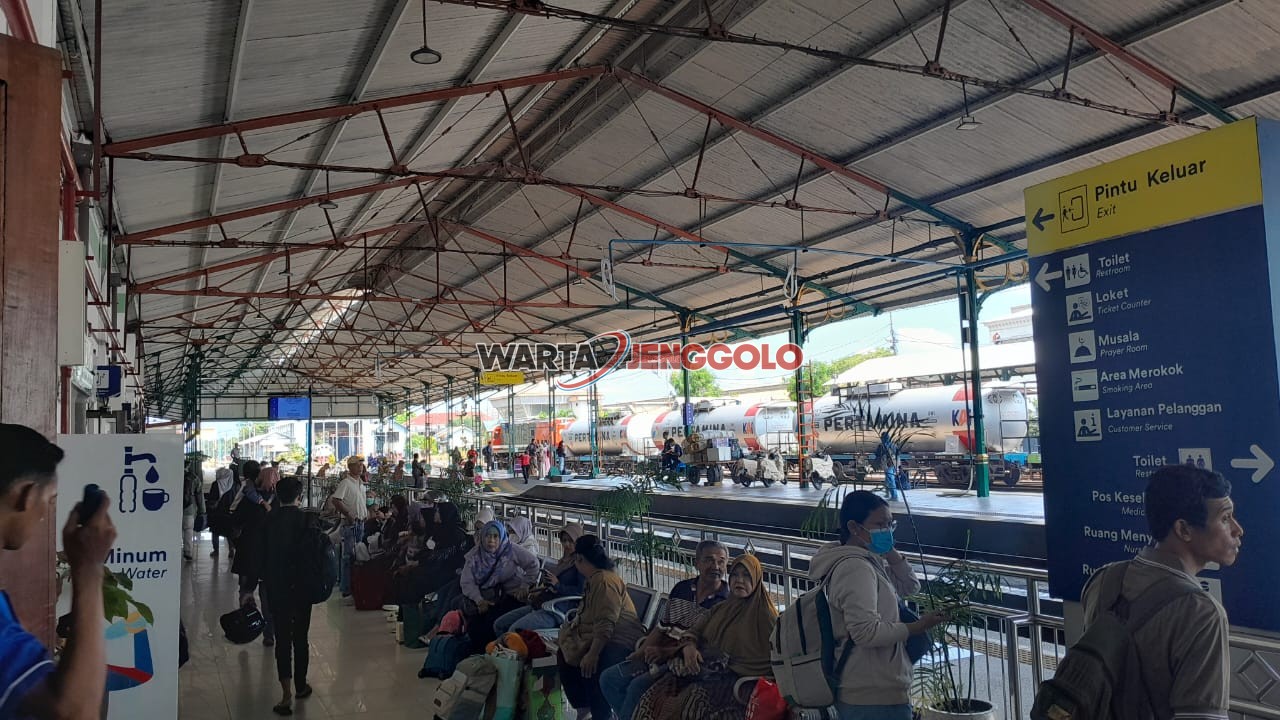 Suasana penumpang di area Stasiun Madiun pada September 2025