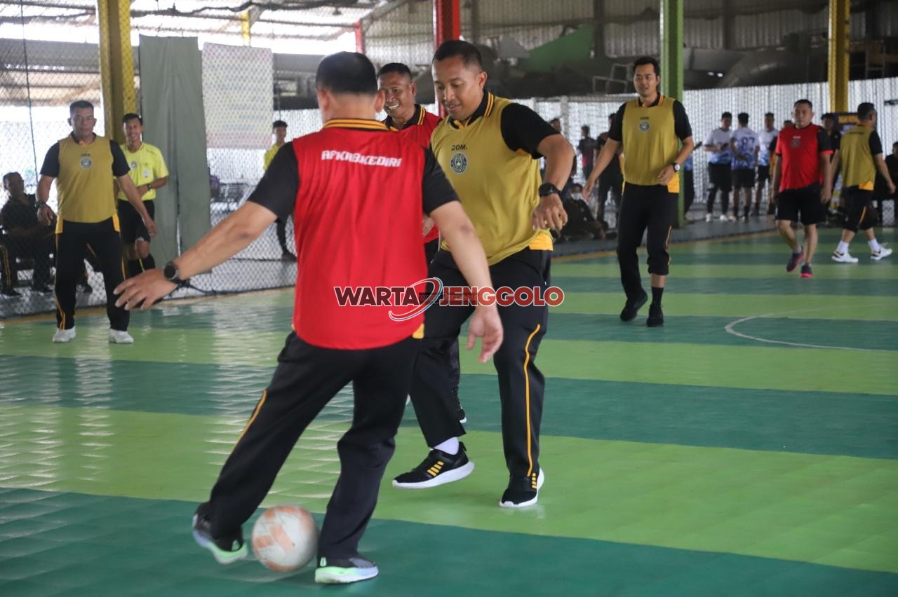 Pertandingan futsal antar personel Polres Kediri dalam Kapolres Kediri Cup 2025