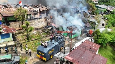 Personel Polri membantu pemadaman kebakaran di Kompleks Kodam Lama Jayapura