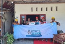 Warga pra sejahtera di Kediri menerima sambungan listrik gratis dari PLN UP3 Kediri sebagai bentuk kepedulian sosial
