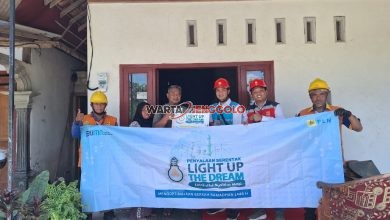 Warga pra sejahtera di Kediri menerima sambungan listrik gratis dari PLN UP3 Kediri sebagai bentuk kepedulian sosial