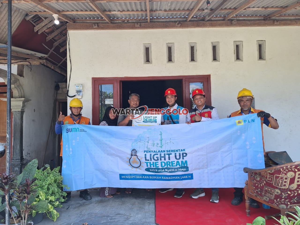 Warga pra sejahtera di Kediri menerima sambungan listrik gratis dari PLN UP3 Kediri sebagai bentuk kepedulian sosial