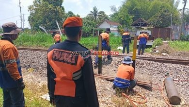 Petugas KAI Daop 7 Madiun menutup perlintasan sebidang liar