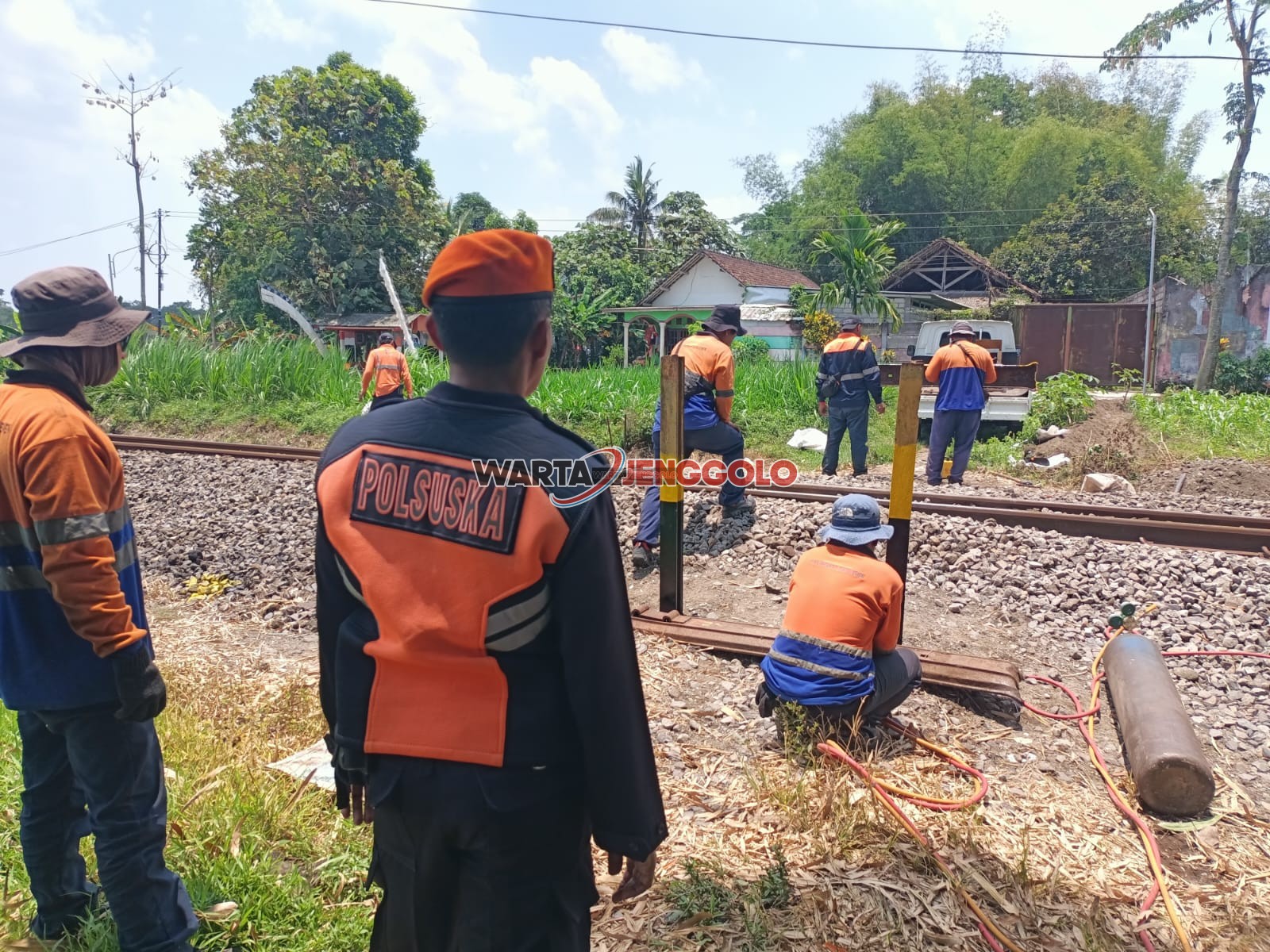 Petugas KAI Daop 7 Madiun menutup perlintasan sebidang liar