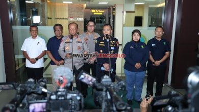 Petugas kepolisian menyampaikan tragedi robohnya Ponpes Al-Khoziny Sidoarjo