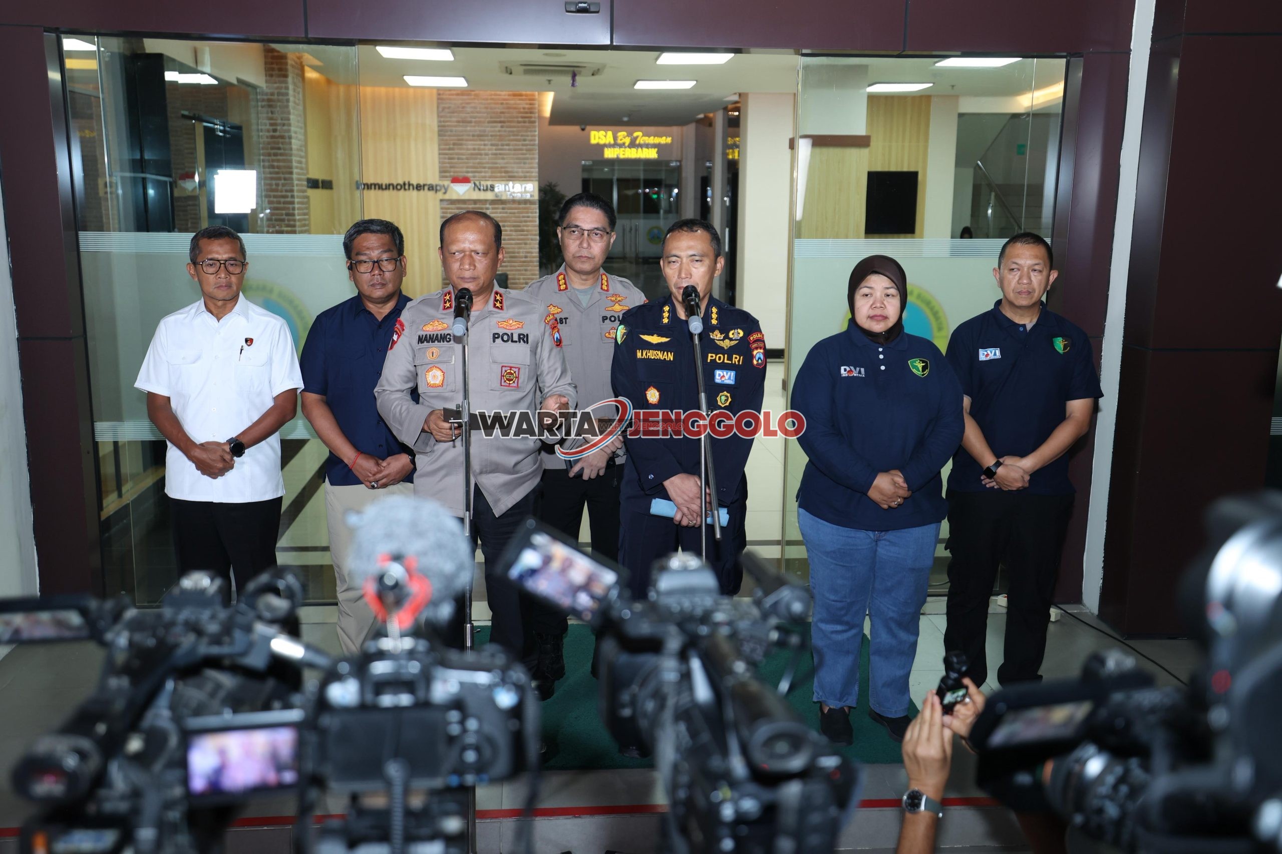 Petugas kepolisian menyampaikan tragedi robohnya Ponpes Al-Khoziny Sidoarjo