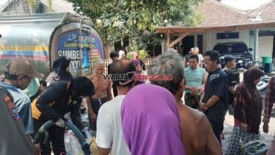 Warga Kenduruhan antre mengambil air bersih dari tangki bantuan Polsek Sukorejo