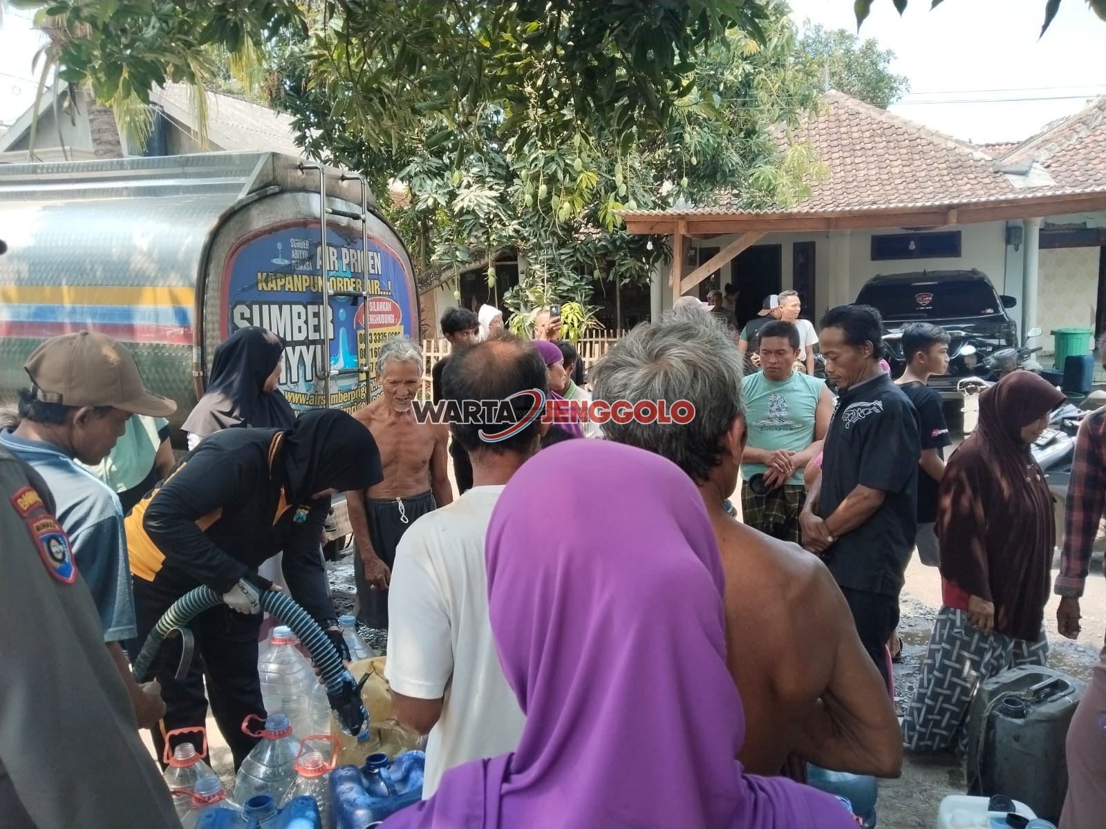 Warga Kenduruhan antre mengambil air bersih dari tangki bantuan Polsek Sukorejo