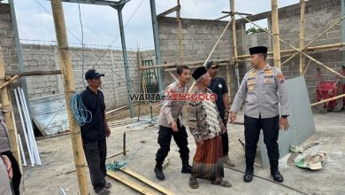 Personel Polres Kediri dalam kegiatan Polri Peduli di Masjid Al-Huda