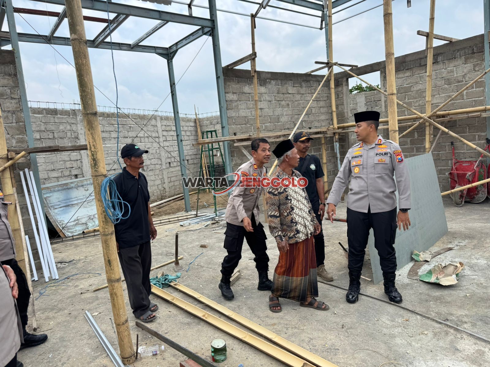 Personel Polres Kediri dalam kegiatan Polri Peduli di Masjid Al-Huda