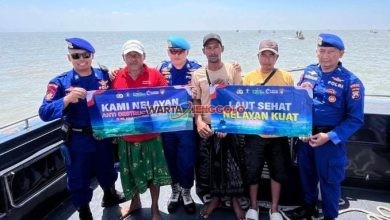 Personel Ditpolairud Polda Jatim kampanyekan Laut Sehat Nelayan Kuat di Kenjeran