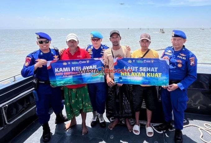 Personel Ditpolairud Polda Jatim kampanyekan Laut Sehat Nelayan Kuat di Kenjeran