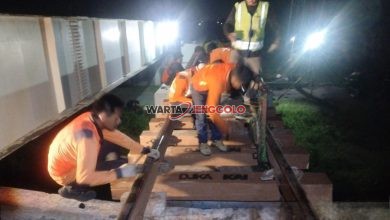Petugas KAI Daop 7 Madiun mengganti bantalan kayu menjadi sintetis di jalur rel