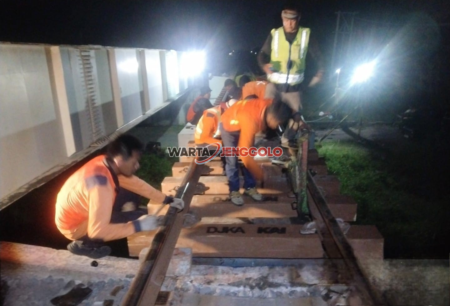 Petugas KAI Daop 7 Madiun mengganti bantalan kayu menjadi sintetis di jalur rel