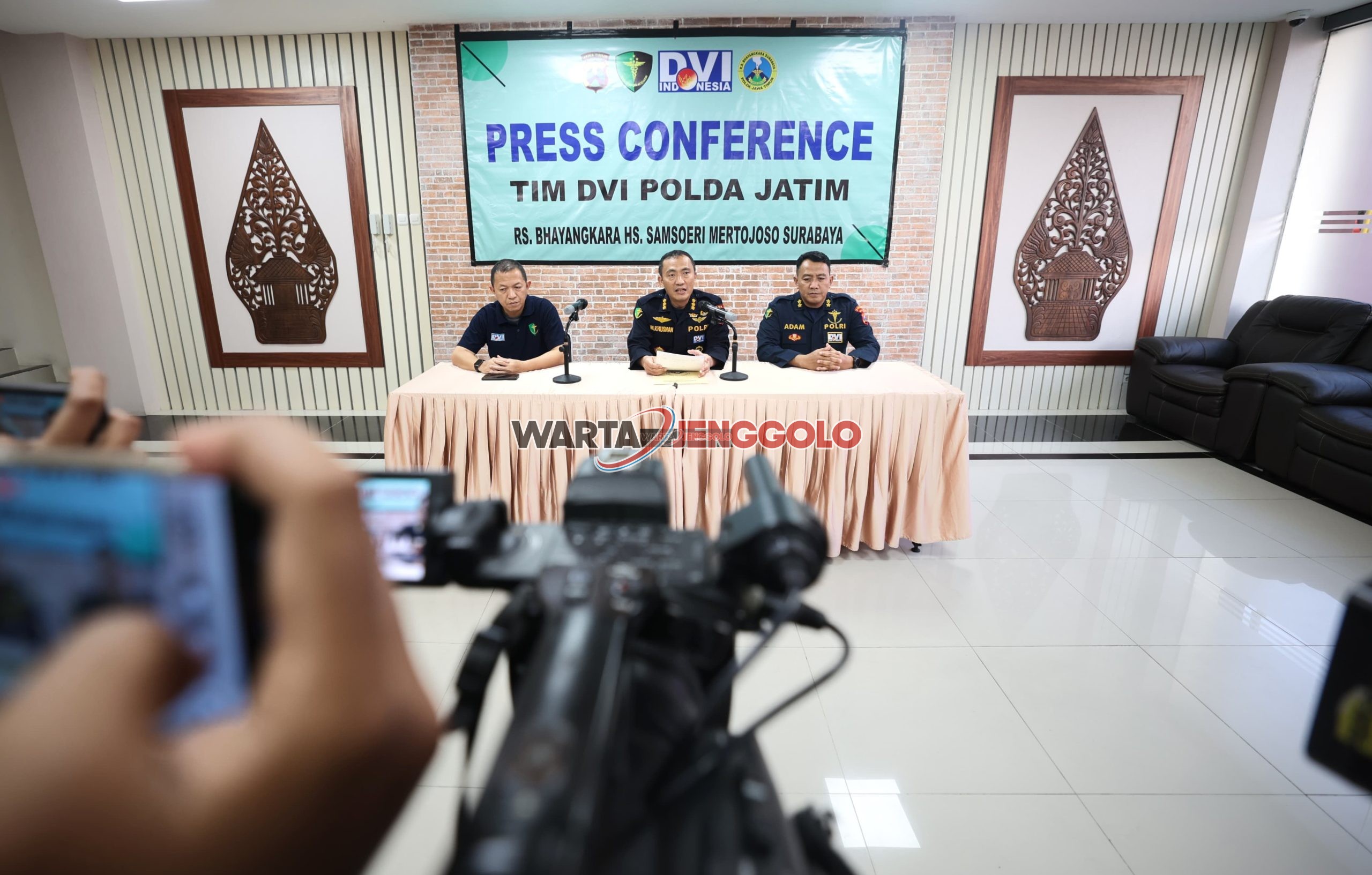 Konferensi pers Tim DVI Polda Jatim atas hasil identifikasi jenazah korban kebakaran Ponpes Al-Khoziny Sidoarjo