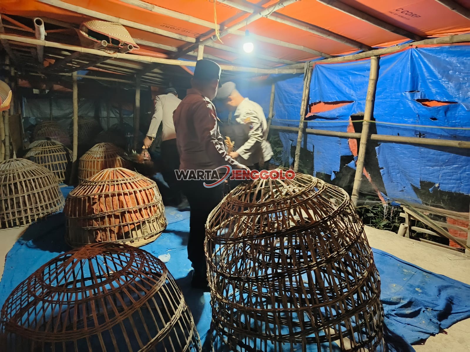Petugas Polres Lamongan menggerebek arena judi sabung ayam di wilayah Pucuk dan Brondong