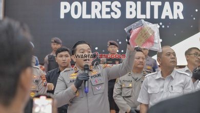 Polisi menunjukkan barang bukti hasil penangkapan residivis begal di Polres Blitar.