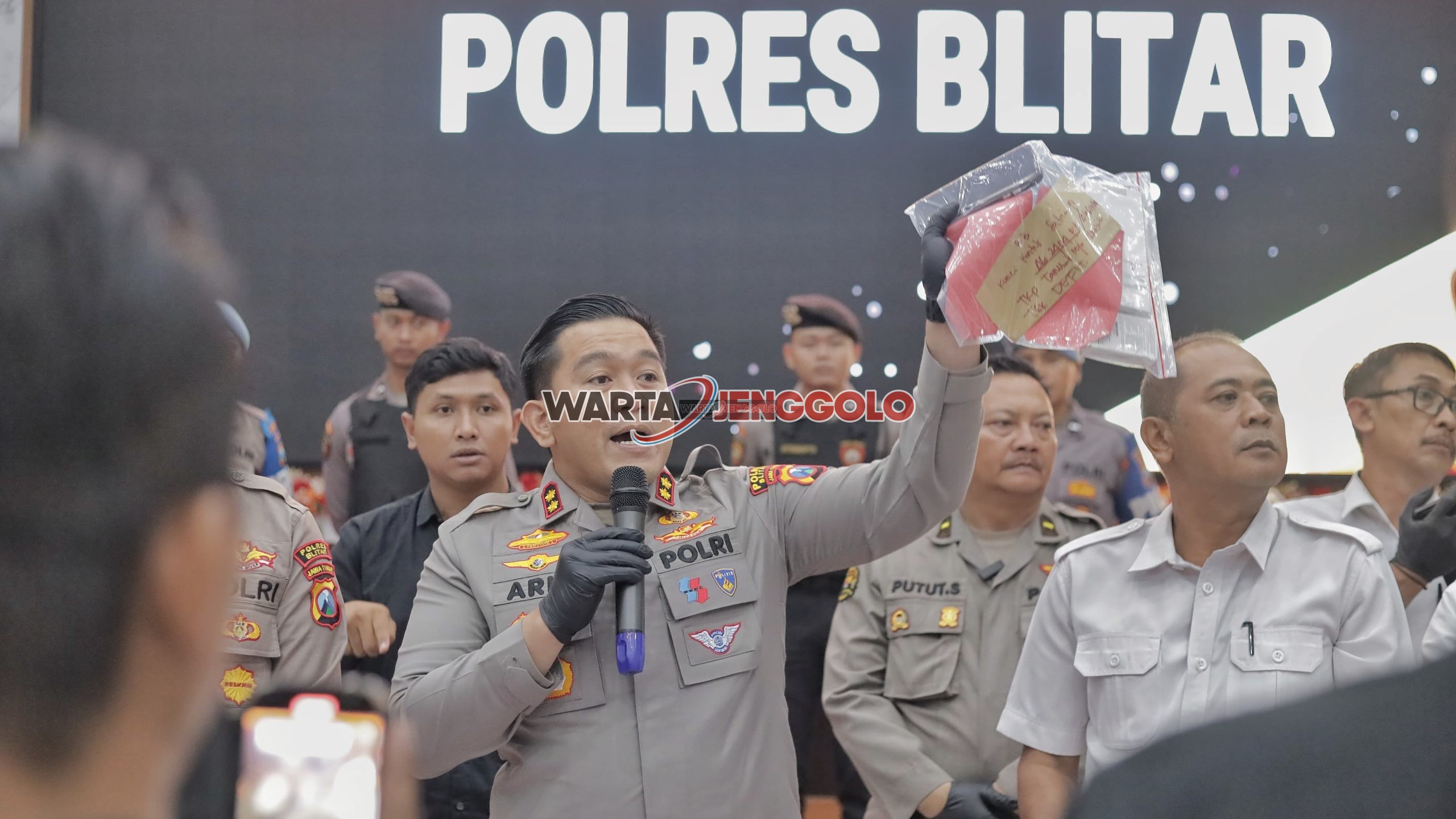 Polisi menunjukkan barang bukti hasil penangkapan residivis begal di Polres Blitar.