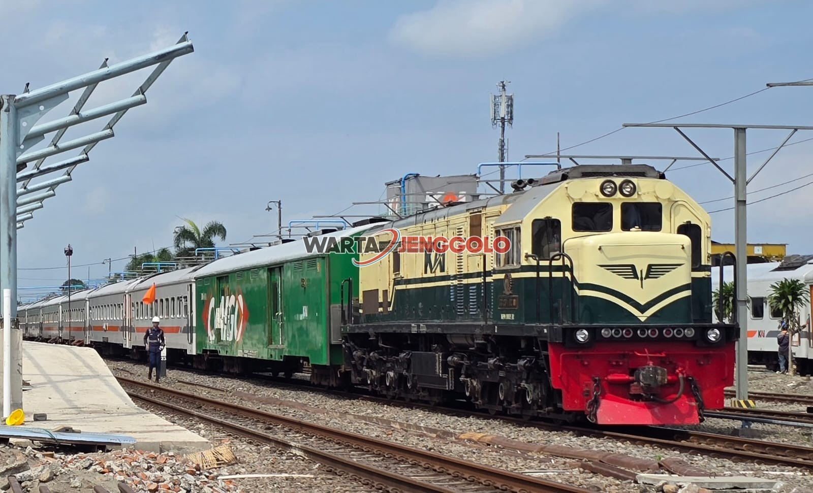 Kegiatan distribusi paket melalui layanan BHP KAI Daop 7 Madiun