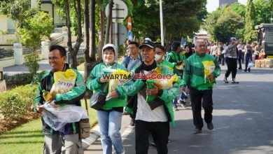 Suasana penyerahan bansos oleh Polda Jatim kepada ribuan warga di momen satu tahun pemerintahan Presiden dan Wapres