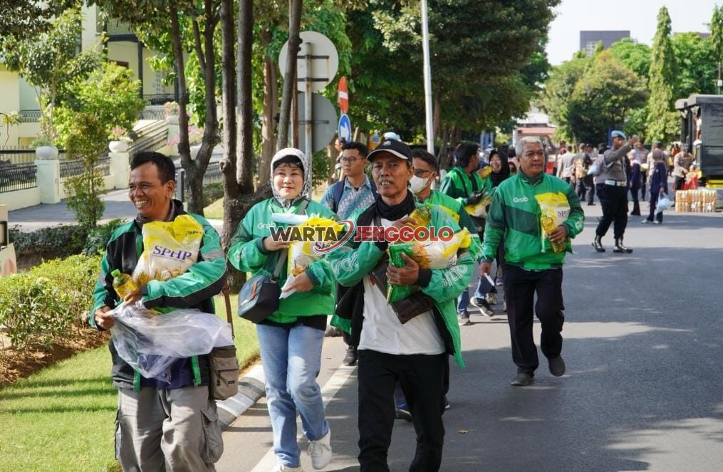 Suasana penyerahan bansos oleh Polda Jatim kepada ribuan warga di momen satu tahun pemerintahan Presiden dan Wapres