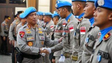 Momen penghormatan dalam upacara purna tugas Kontingen Garuda Bhayangkara yang dipimpin Wakapolri.