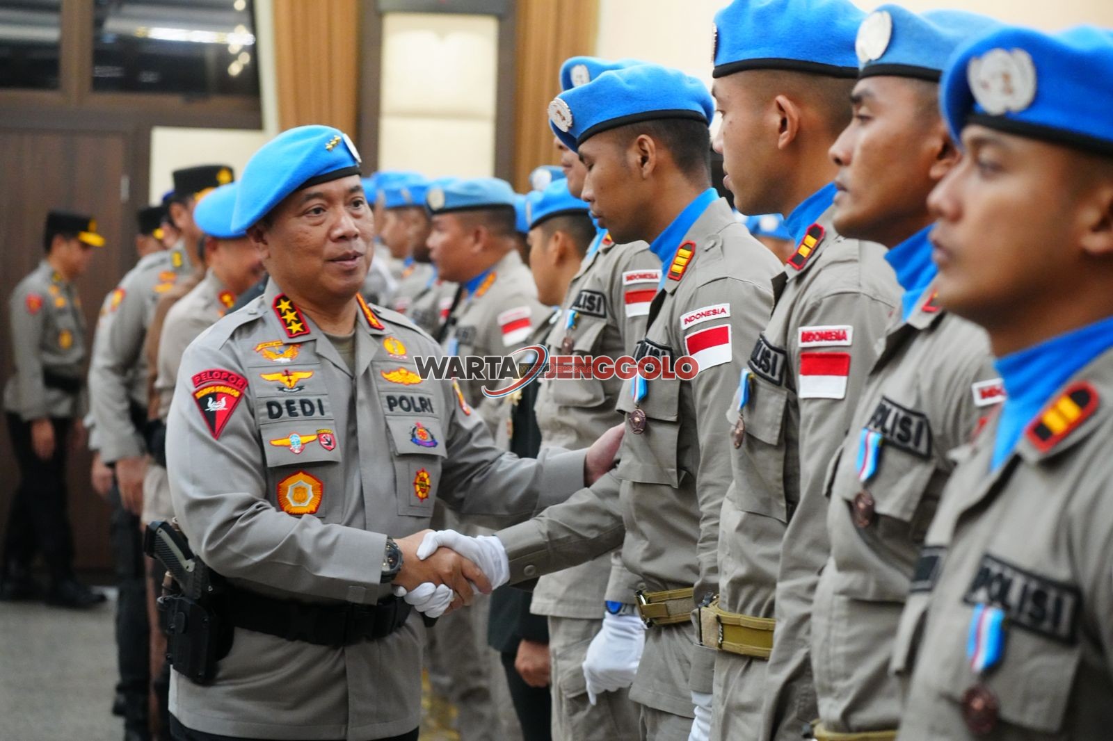 Momen penghormatan dalam upacara purna tugas Kontingen Garuda Bhayangkara yang dipimpin Wakapolri.