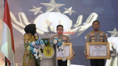 Kapolresta Sidoarjo menerima penghargaan Kompolnas Award 2025 atas peningkatan pelayanan publik.