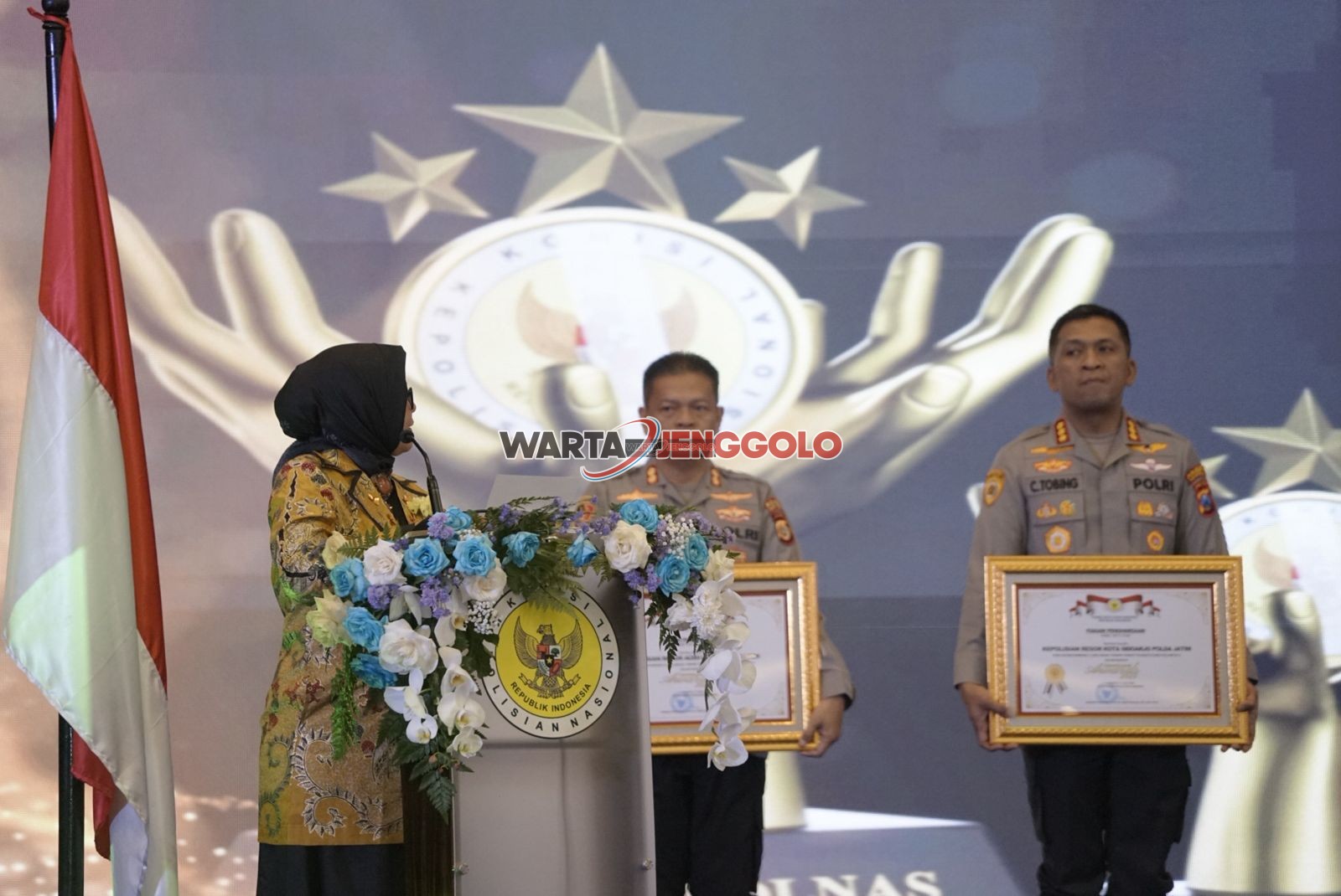 Kapolresta Sidoarjo menerima penghargaan Kompolnas Award 2025 atas peningkatan pelayanan publik.