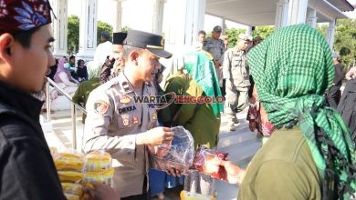 Polisi Situbondo membagikan roti dan air minum kepada massa aksi damai alumni pondok pesantren