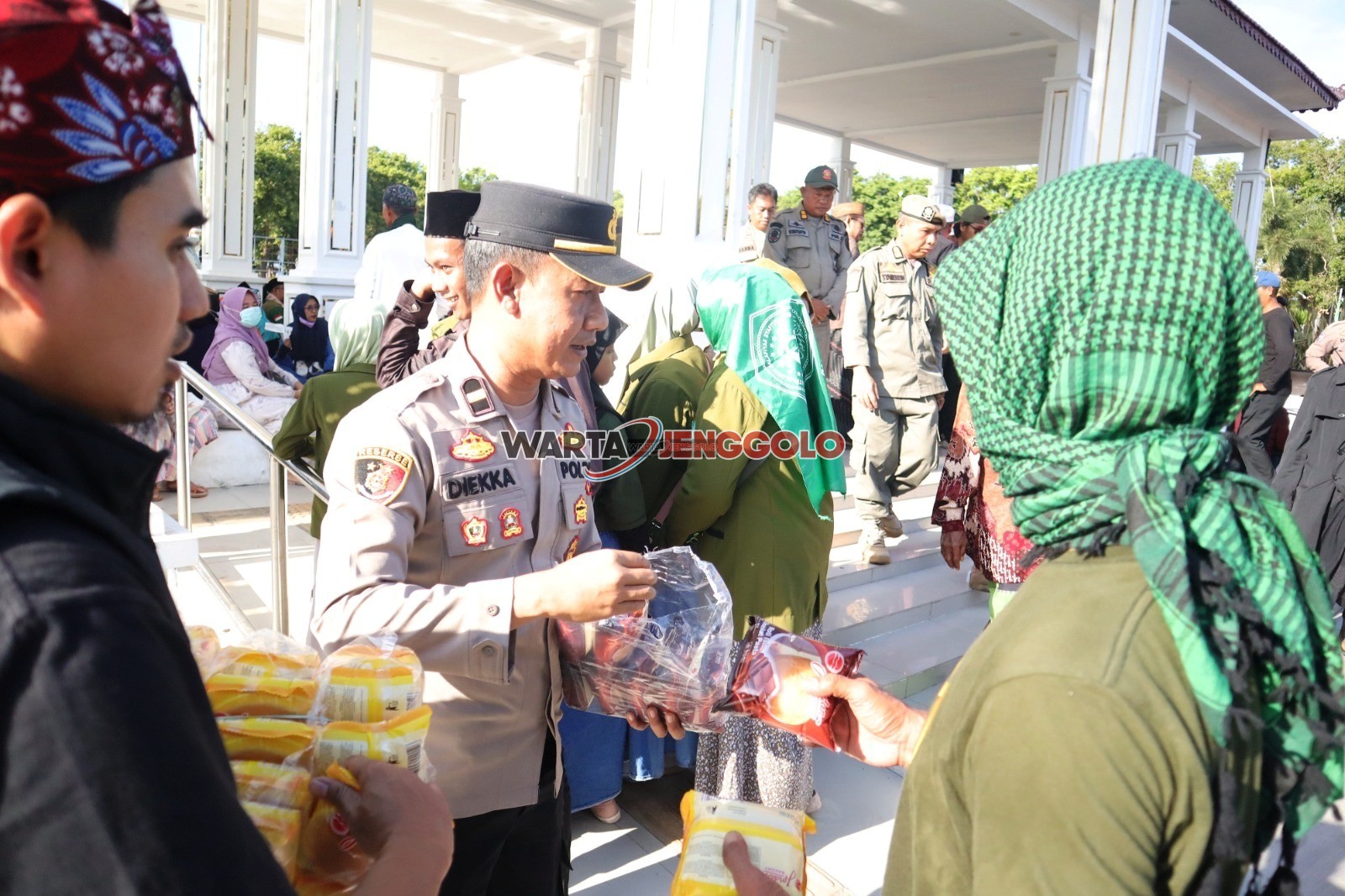 Polisi Situbondo membagikan roti dan air minum kepada massa aksi damai alumni pondok pesantren