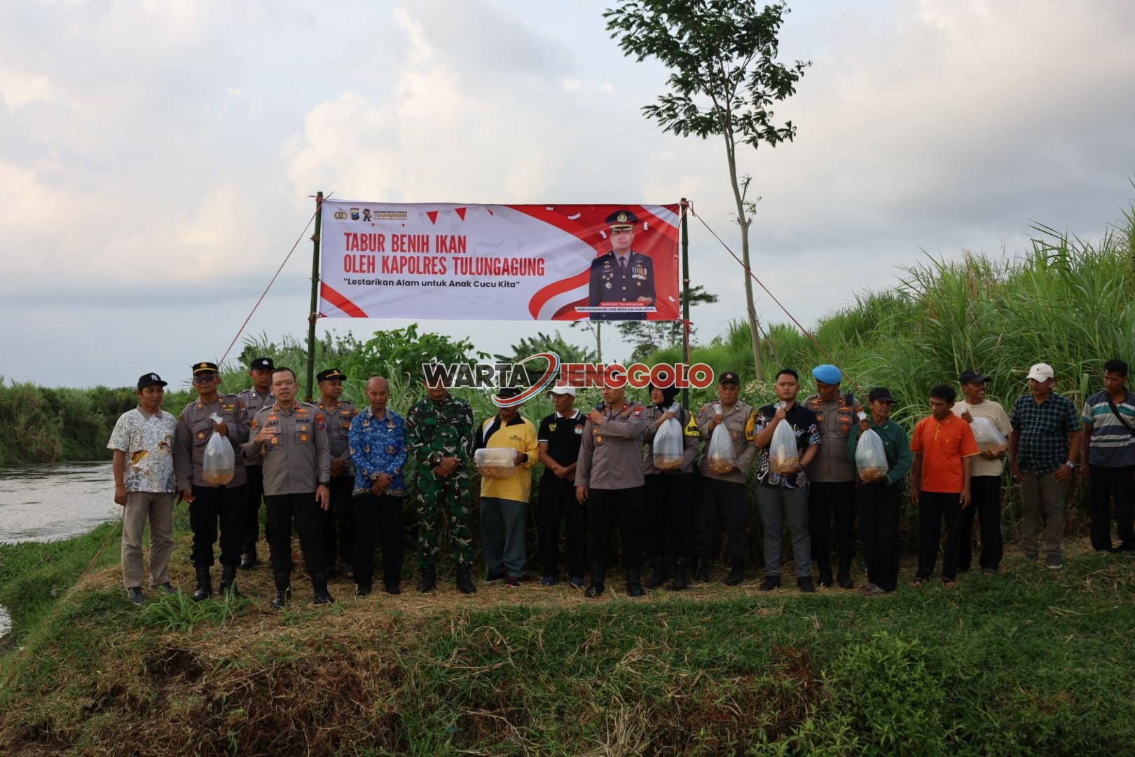 Polres Tulungagung menebar 5.000 benih ikan tombro di Sungai Boyolangu untuk menjaga ekosistem