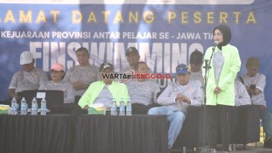 Mbak Wali Kediri memberikan apresiasi kepada peserta Finswimming Walikota Cup I