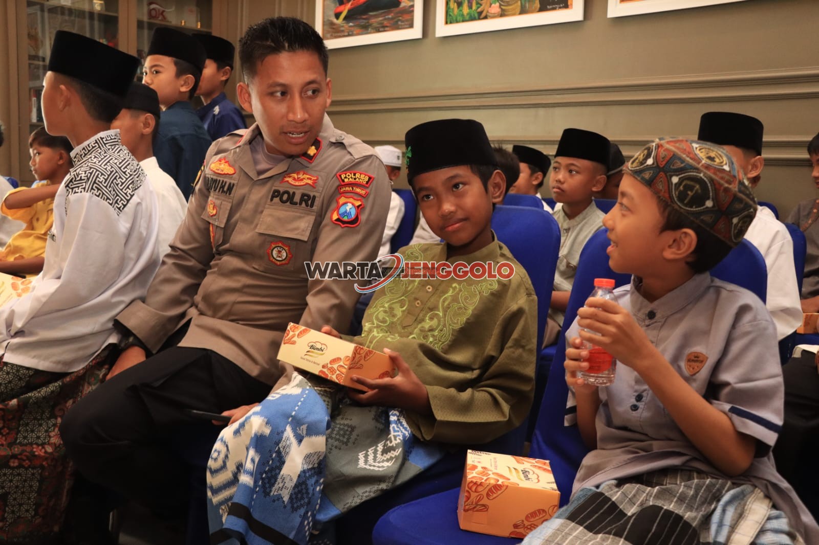 Suasana khitan massal gratis yang digelar Polres Malang dengan penuh keceriaan anak-anak