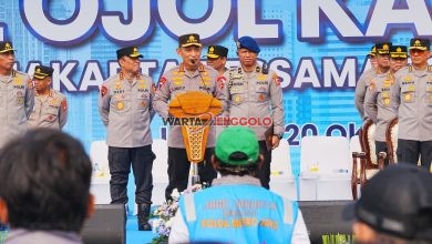 Kapolri berbincang dengan pengemudi ojek online dalam kegiatan sinergi kamtibmas