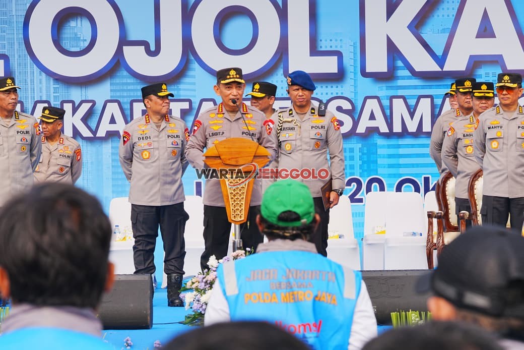 Kapolri berbincang dengan pengemudi ojek online dalam kegiatan sinergi kamtibmas