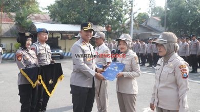 Kapolres Kediri AKBP Bramastyo Priaji menyerahkan SK P3K kepada pegawai baru Polres Kediri