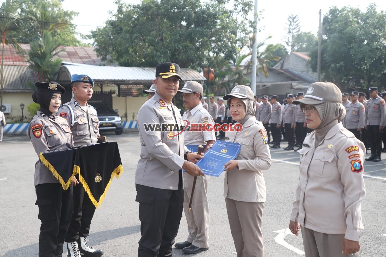 Kapolres Kediri AKBP Bramastyo Priaji menyerahkan SK P3K kepada pegawai baru Polres Kediri