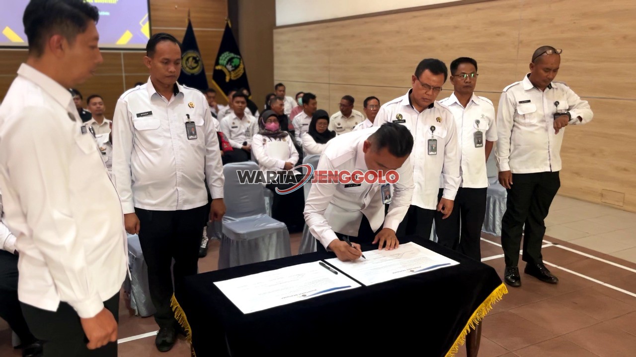 Proses tanda tangan Kapolres Kediri wujud nyatra komitmen total perangi narkoba dan pelanggaran internal