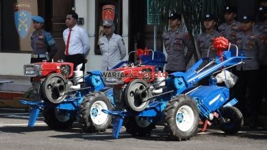 Kapolres Jember menyerahkan dua unit traktor kepada petani sebagai dukungan ketahanan pangan