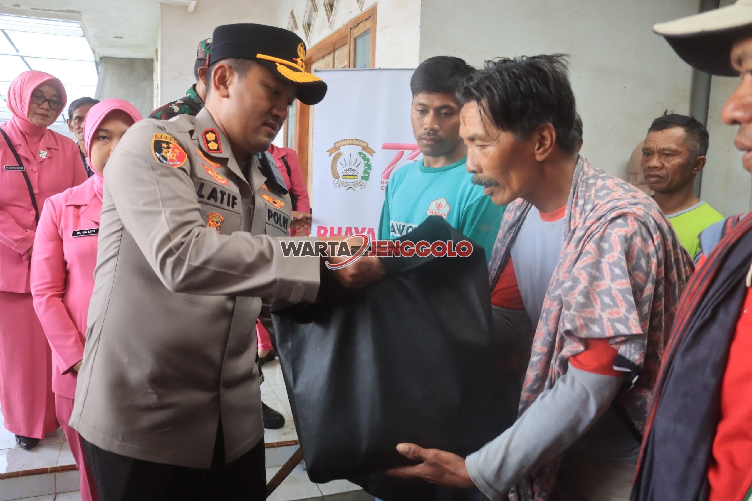 Polres Probolinggo salurkan bantuan untuk warga terdampak angin puting beliung di Kecamatan Sumber