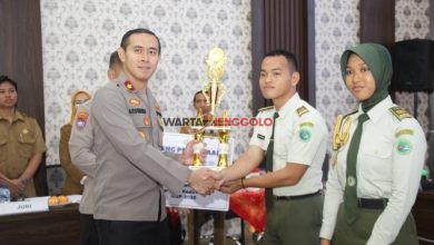 Polres Kediri menyarahkan Piala Kapolres Kediri Kota kepada Juara Pertama SMA 5 Taruna Brawijaya Kediri