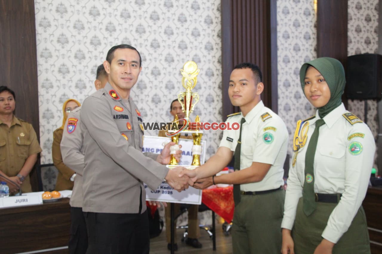 Polres Kediri menyarahkan Piala Kapolres Kediri Kota kepada Juara Pertama SMA 5 Taruna Brawijaya Kediri