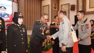 Momen haru pelepasan purnabakti Polri di bawah pimpinan Kapolda Jawa Timur